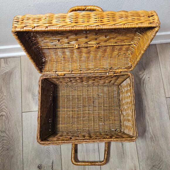 Vintage Wicker Picnic Basket - Picture 7 of 8